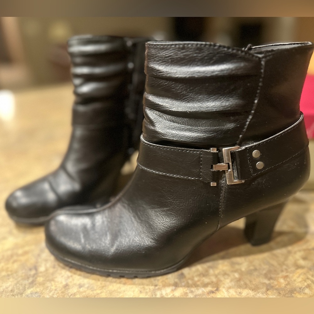 A2 by Aerosoles side zip ankle boot. Black. Size 8.5 M